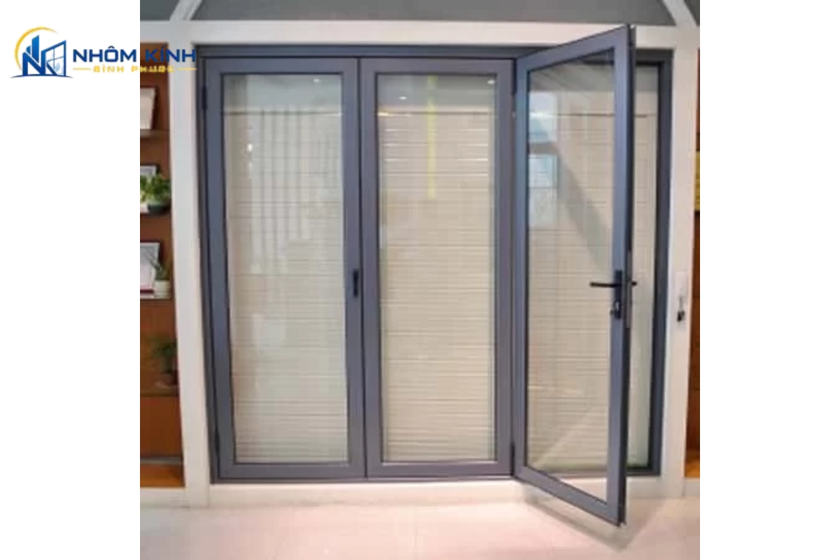 Cửa đi 3 cánh mở quay khẩu độ lớn giúp đóng mở êm ái nhờ bản lề cao cấp, tận dụng ánh sáng tự nhiên và nâng cao thẩm mỹ công trình