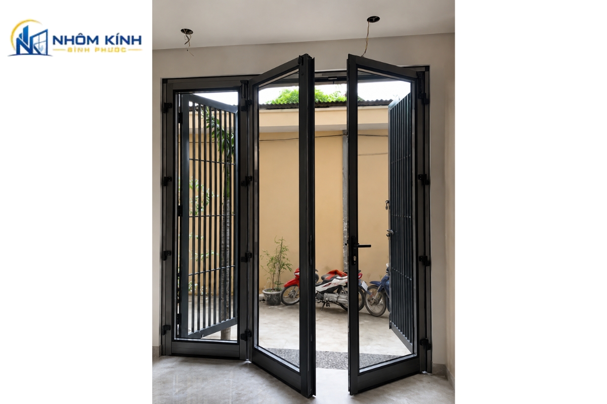 Cửa đi 3 cánh mở quay với 2 cánh mở linh hoạt và 1 cánh cố định giúp tối ưu nhu cầu đi lại hằng ngày kết hợp tăng diện tích lấy sáng