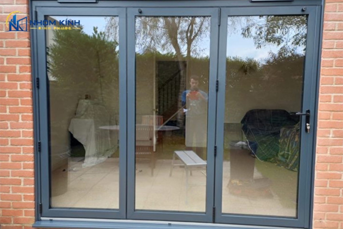 Cửa đi 3 cánh mở quay gồm 1 cánh mở linh hoạt và 2 cánh cố định giúp cân đối kiến trúc, sang trọng và tận dụng tối đa ánh sáng tự nhiên
