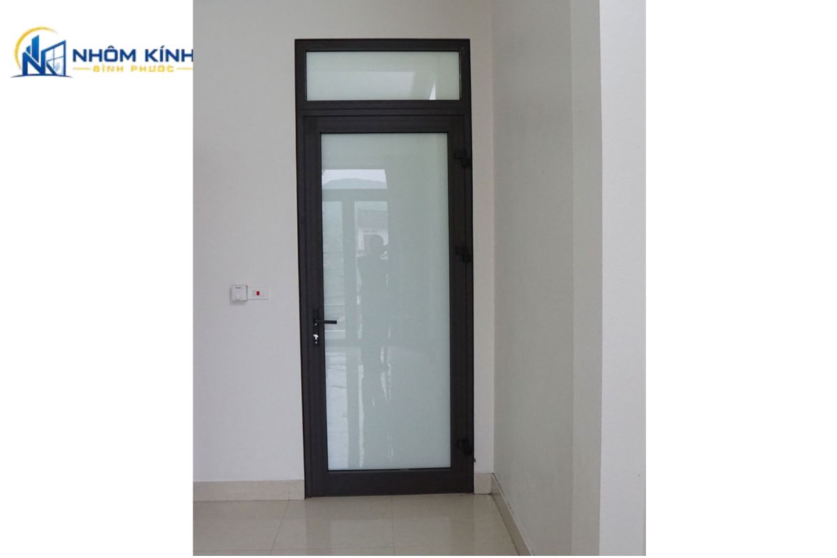 Cửa đi mở quay 1 cánh cho phòng ngủ tạo lối đi riêng tư, đóng mở gọn và có thể kết hợp kính mờ hoặc pano kín