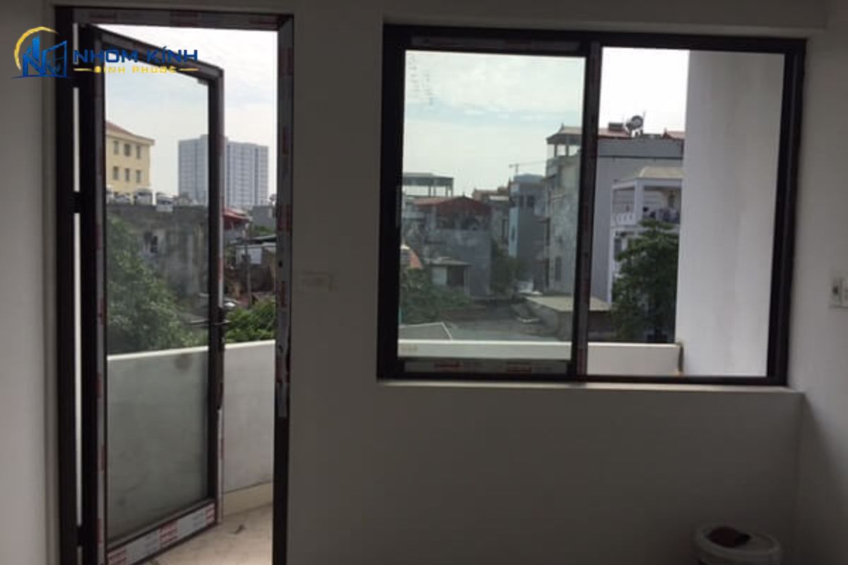 Cửa nhôm Xingfa 1 cánh cho lối ra ban công nhỏ giúp lấy sáng, mở rộng tầm nhìn và cần xử lý tốt hướng mở, thoát nước, gioăng cùng keo kín khít