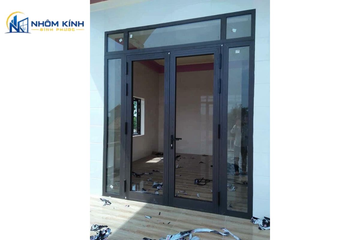 Cửa đi mở quay 2 cánh vận hành bằng bản lề, cho phép mở một hoặc cả hai cánh và cần xác định hướng mở để tránh va chạm khi sử dụng
