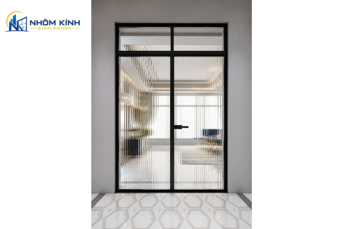 Cửa nhôm kính mờ phù hợp phòng ngủ, phòng làm việc và khu vực cần tăng riêng tư, hạn chế tầm nhìn trực tiếp