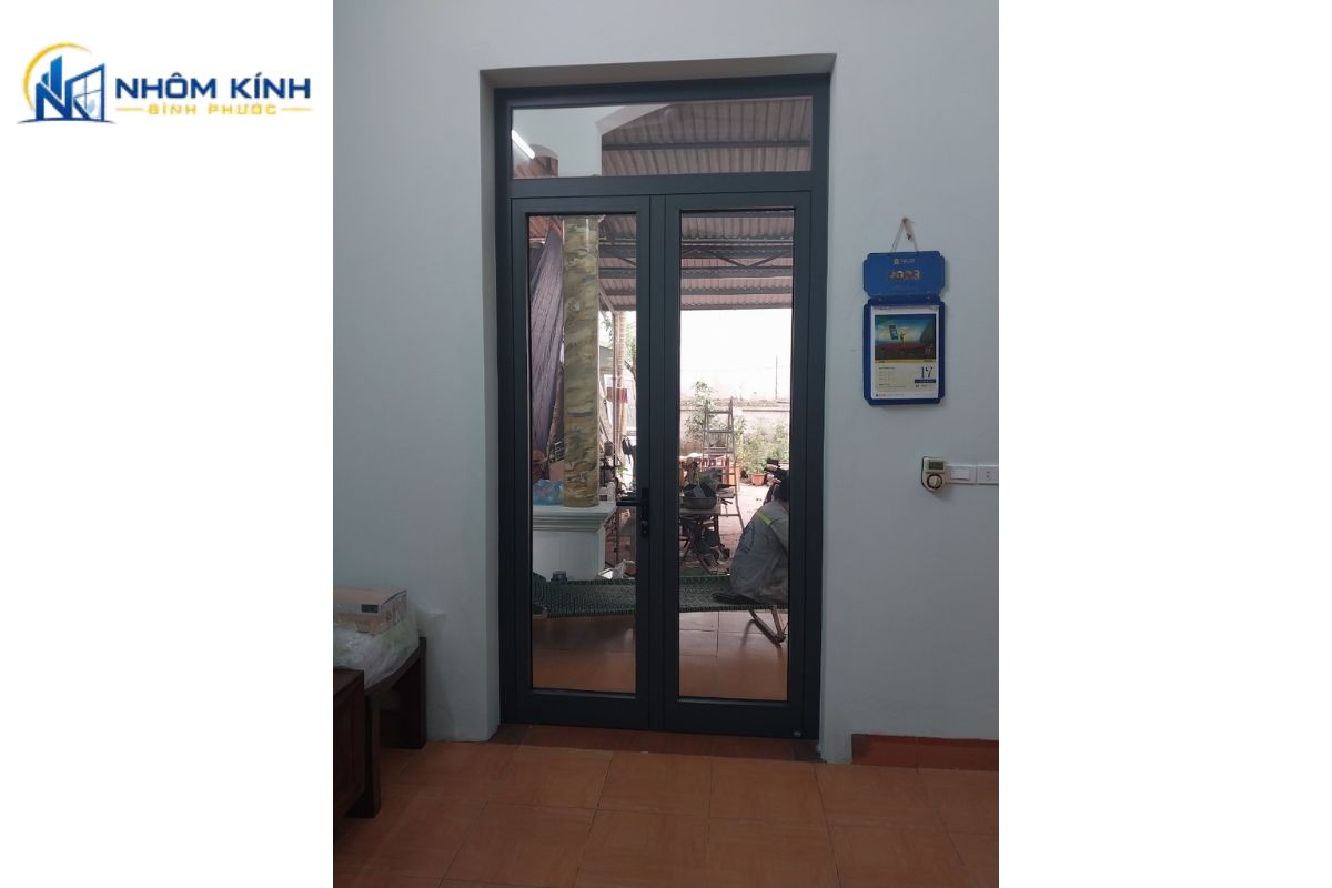 Cửa nhôm Xingfa kính trong hệ 55 kết hợp kính cường lực giúp lấy sáng, mở rộng tầm nhìn và phù hợp mặt tiền nhà phố, cửa hàng hoặc lối ra sân