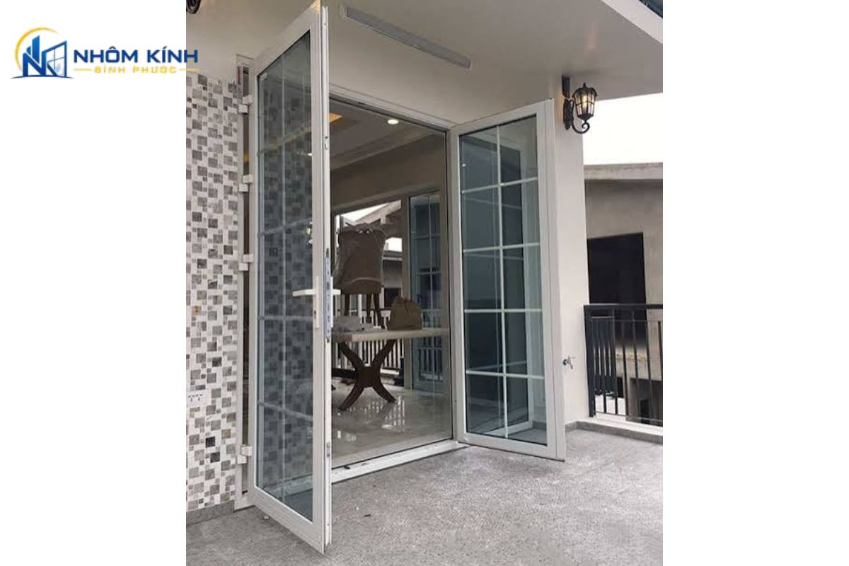 Cửa đi mở quay 2 cánh cho cửa hàng và shophouse tạo khẩu độ rộng, giúp khách ra vào thuận tiện, đồng thời sử dụng kính trong để tăng khả năng trưng bày sản phẩm