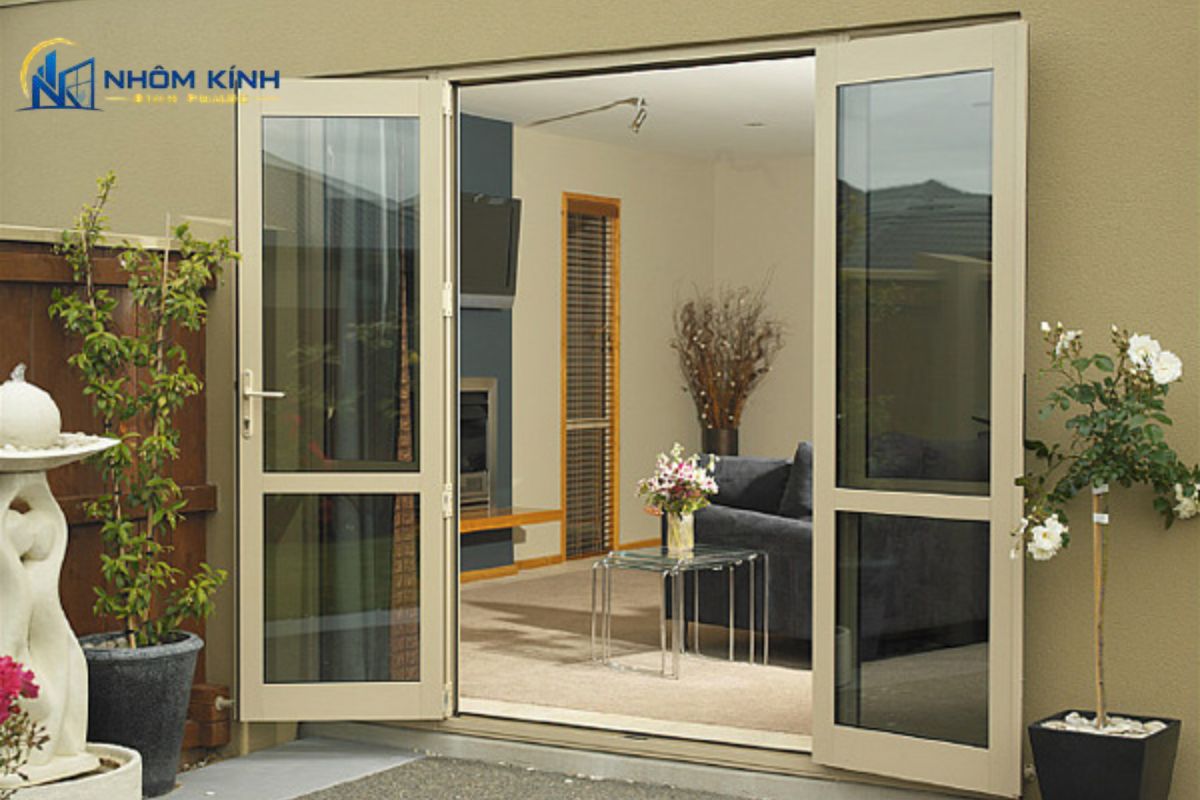Cửa đi mở quay 2 cánh ra ban công giúp lấy sáng, kết nối không gian và cần xử lý kín gioăng, keo, ngưỡng cửa cùng hướng thoát nước