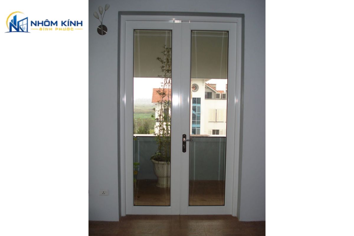Cửa đi mở quay 2 cánh cho phòng khách hoặc phòng ngủ lớn giúp phân chia không gian thoáng và có thể dùng kính mờ, kính dán hoặc pano kín để tăng riêng tư