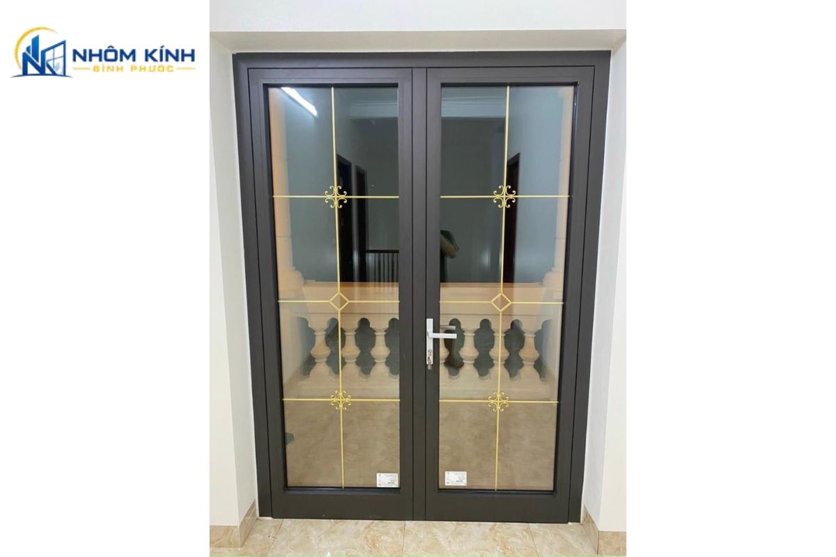 Cửa nhôm kính chia đố ngang hoặc dọc giúp tạo điểm nhấn, kiểm soát kích thước tấm kính và cần bố trí số lượng đố hợp lý để mặt cửa cân đối