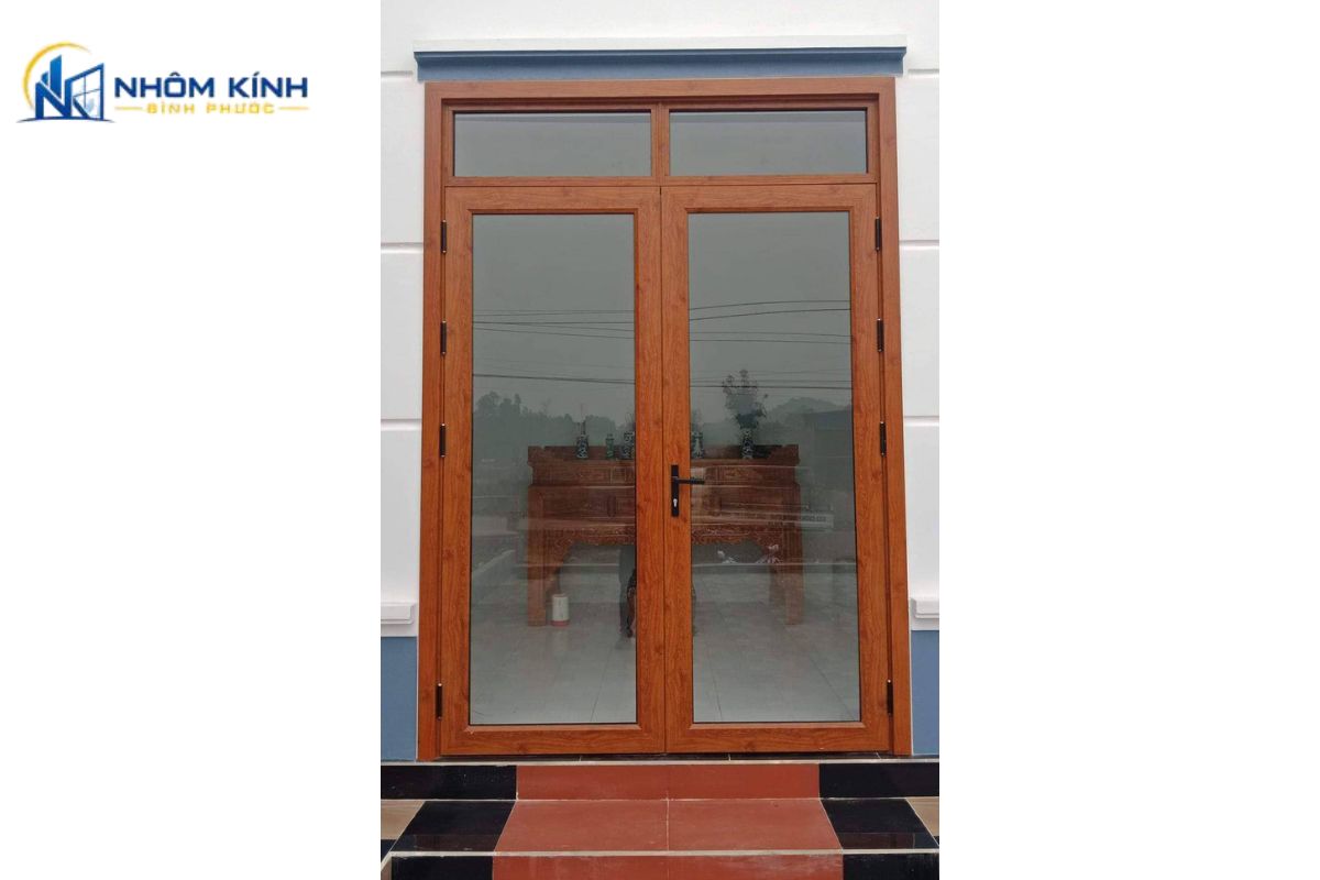 Cửa nhôm Xingfa vân gỗ mang vẻ ấm áp, phù hợp nội thất gỗ và kiến trúc bán cổ điển, đồng thời dễ vệ sinh và không bị mối mọt