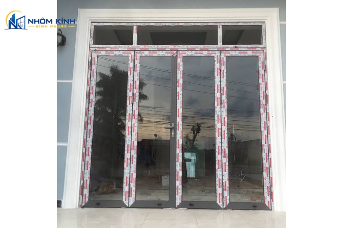 Cửa đi mở quay 4 cánh nhôm Xingfa hệ 55 truyền thống thiết kế tối giản, sơn tĩnh điện tinh xảo tôn lên vẻ thanh lịch cho nhà phố hiện đại