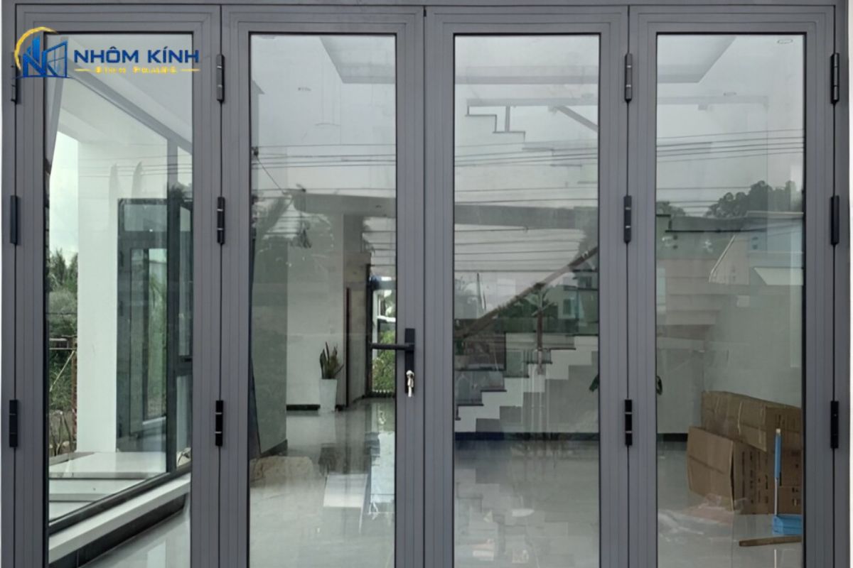 Cửa đi mở quay 4 cánh kính cường lực khung tối giản giúp tối ưu không gian hiển thị và mở rộng tầm nhìn hướng ra sân vườn, hồ bơi