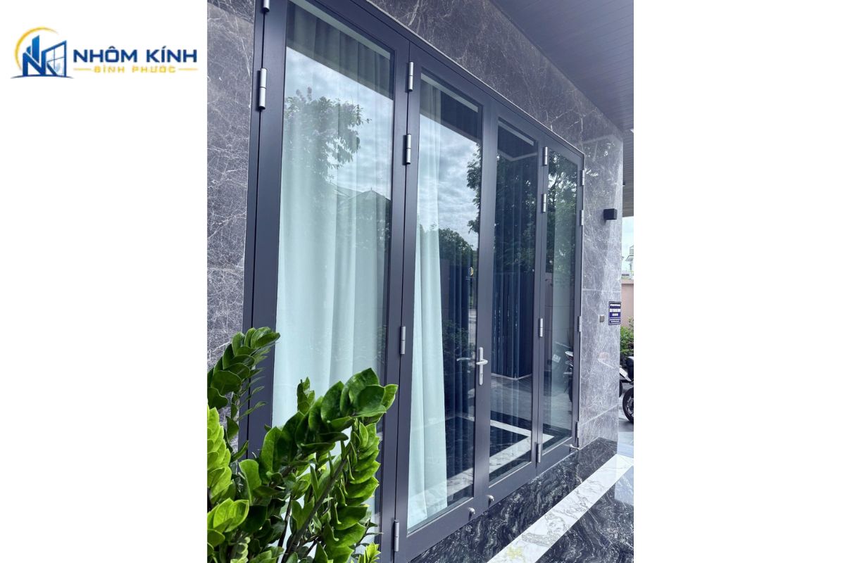 Quy trình thi công cửa đi mở quay 4 cánh nhôm Xingfa chuẩn 6 bước tại Nhôm Kính Bình Phước giúp sản phẩm đạt chất lượng tối ưu và bền bỉ