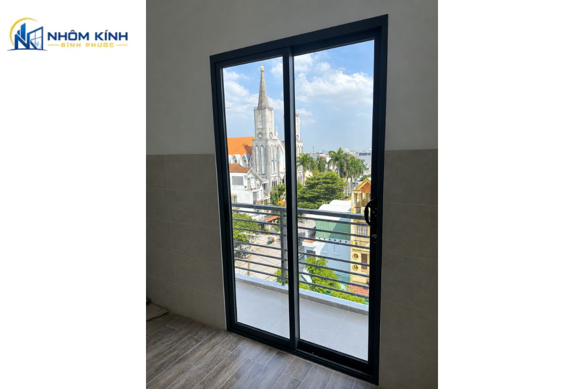 Cửa lùa 1 cánh nhôm Xingfa hệ 93 dùng thanh nhôm dày 1,4–2,0 mm, bánh xe đúng tải trọng và ray thẳng, sạch, có thoát nước khi lắp ngoài trời