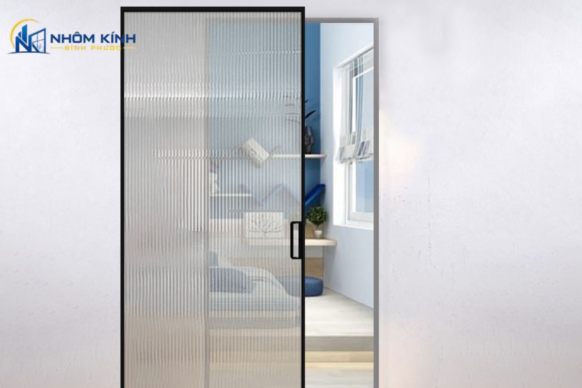 Cửa nhựa trượt 1 cánh uPVC lõi thép có khung nhẹ, phù hợp phòng ngủ, nhà vệ sinh và cửa thông phòng, đồng thời cần dùng profile, bánh xe và ray đạt chất lượng