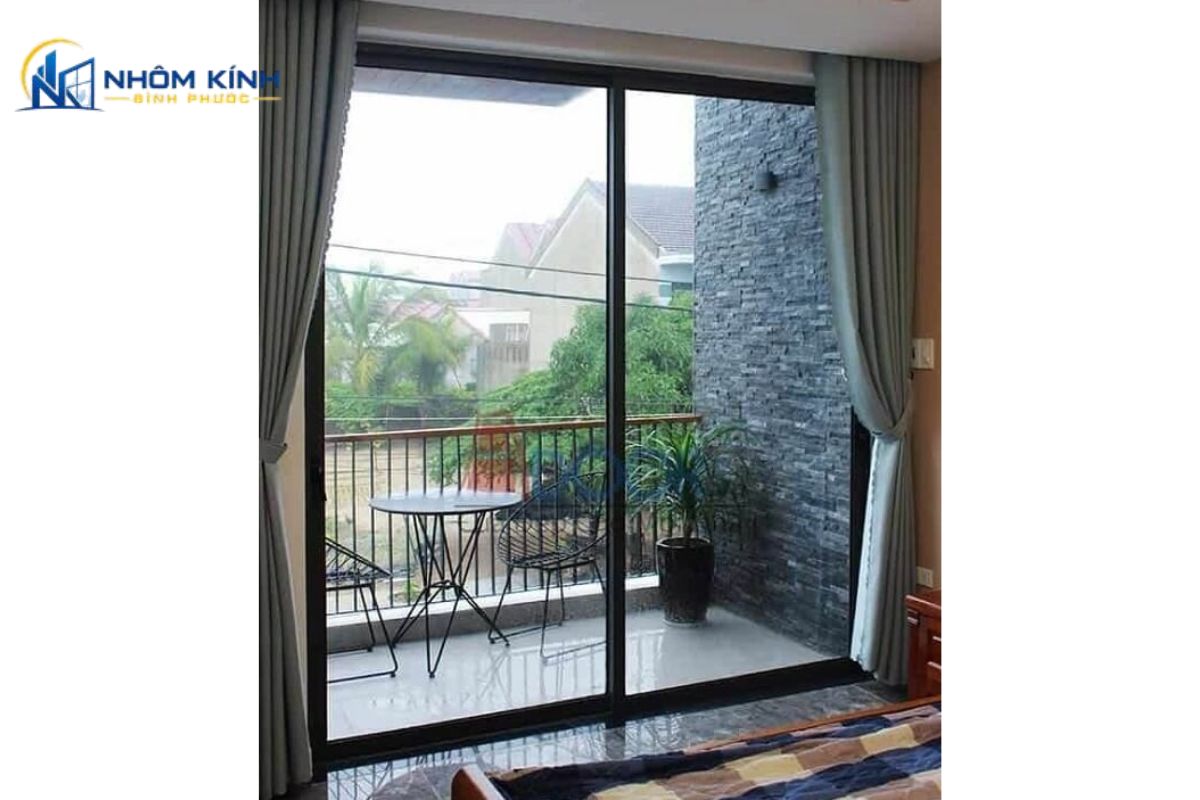 Cửa đi mở trượt 1 cánh ra ban công giúp tiết kiệm diện tích, không vướng nội thất và có thể dùng kính trong, kính dán an toàn hoặc kính hộp