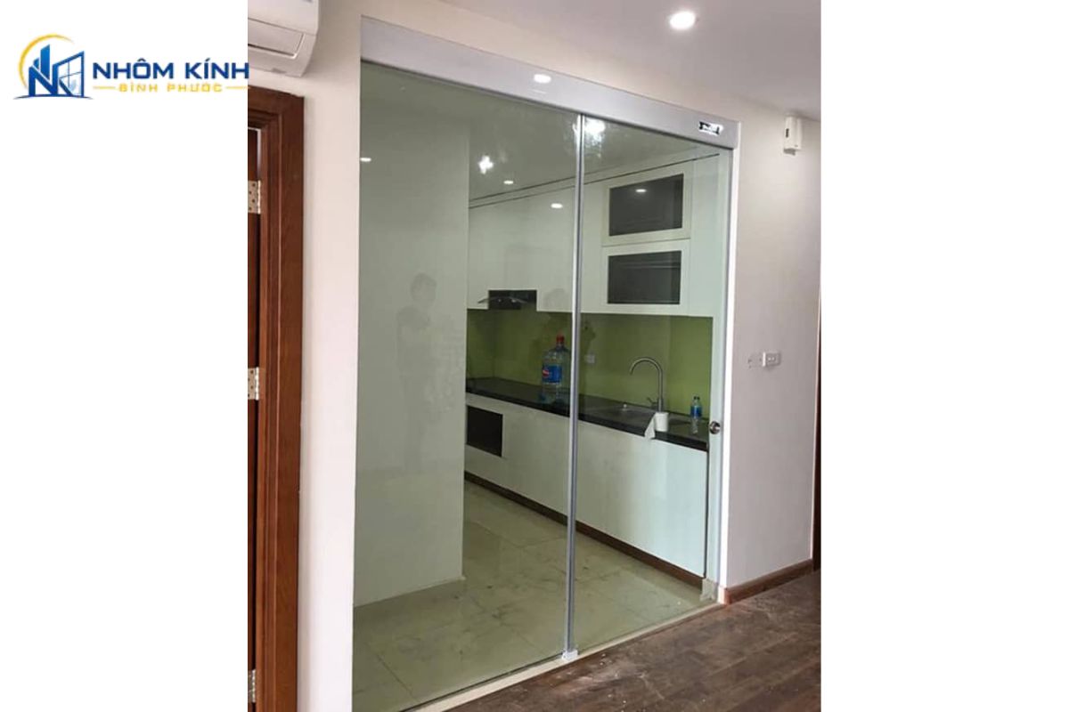 Cửa đi mở trượt 1 cánh cho phòng vệ sinh và nhà tắm giúp tránh va chạm thiết bị, tăng riêng tư và cần dùng phụ kiện chống gỉ, ray dễ vệ sinh cùng gioăng kín nước