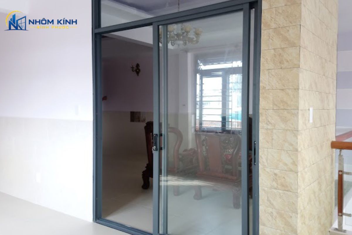Cửa đi mở trượt 2 cánh nhôm Xingfa hệ 93 dùng khung dày khoảng 2,0 mm, kính an toàn và hai ray trượt, phù hợp nhà phố, biệt thự hoặc căn hộ hiện đại