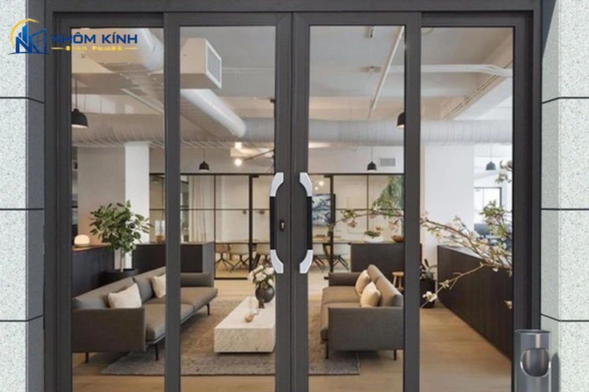 Cửa đi mở trượt 2 cánh hệ cầu cách nhiệt kết hợp nhôm cao cấp, kính hộp hoặc kính dán an toàn, giúp hỗ trợ giảm truyền nhiệt và tiếng ồn khi được gia công, lắp đặt kín khít