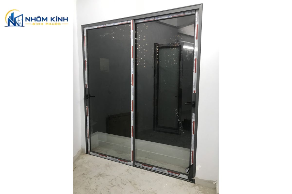Cửa kính trượt 2 cánh khung mảnh tạo tầm nhìn rộng, tăng lấy sáng và cần dùng bánh xe chịu tải, ray thẳng cùng phương án thoát nước phù hợp