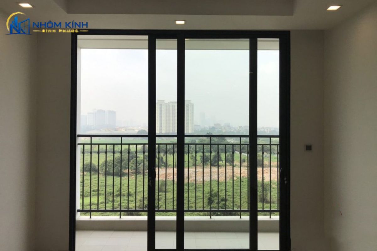 Cửa đi mở trượt 2 cánh ra ban công giúp tiết kiệm diện tích, không vướng nội thất, tăng ánh sáng và có thể dùng kính dán an toàn cho căn hộ cao tầng