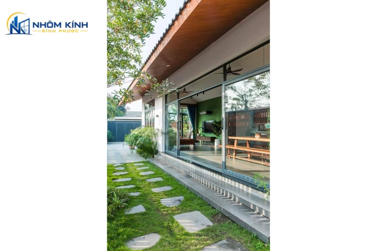 Cửa đi mở trượt 2 cánh ra sân vườn hoặc hồ bơi tạo tầm nhìn rộng, kết nối không gian và cần ray thoát nước, dễ vệ sinh khi lắp ngoài trời