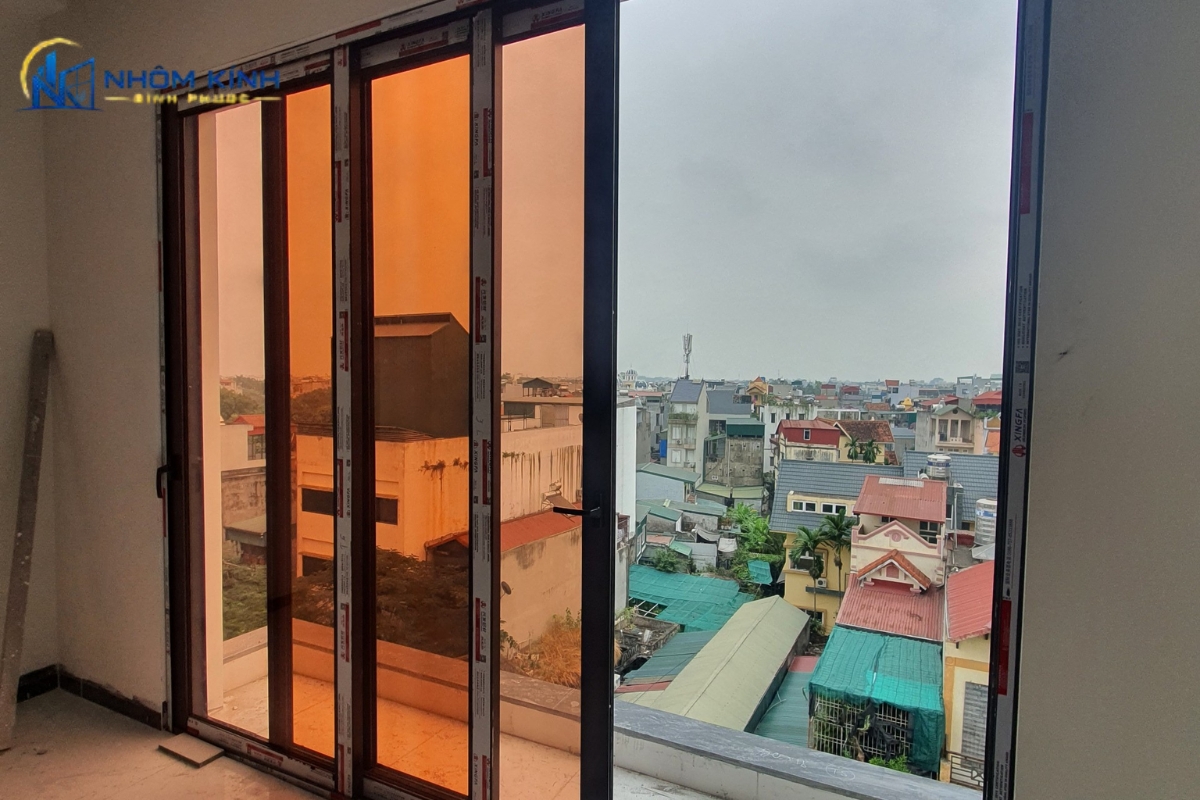 Cửa đi mở trượt 3 cánh mặt kính lớn cho khu nghỉ dưỡng ra hồ bơi, trượt gọn không vướng lối đi và dùng phụ kiện kháng ẩm cao