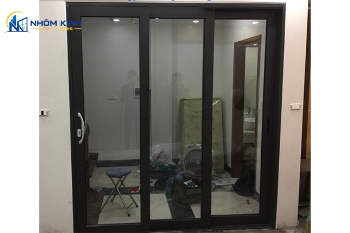 Cửa đi mở trượt 3 cánh ngăn phòng khách và phòng ăn giúp linh hoạt kết nối không gian, giữ ánh sáng tự nhiên và hạn chế tiếng ồn, mùi thức ăn