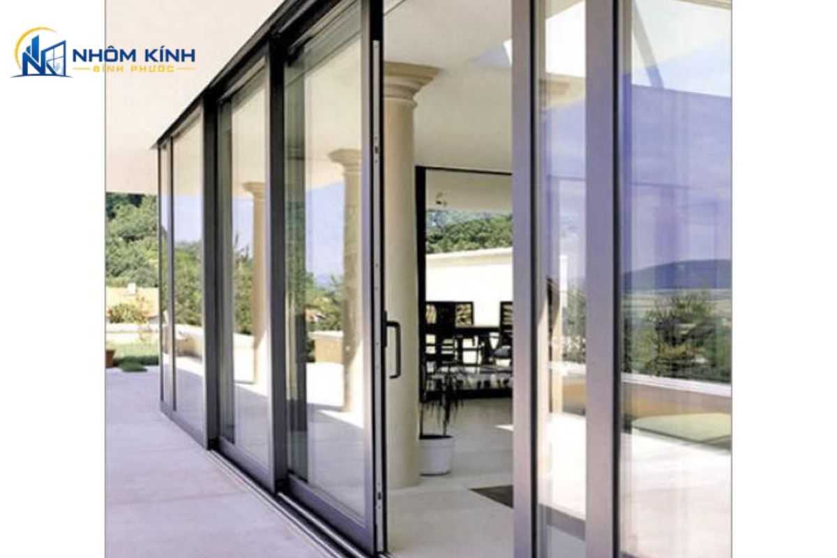 Cửa đi mở trượt 4 cánh 4 ray độc lập cho phép xếp chồng gọn gàng sang một bên, mở rộng tối đa diện tích thông thủy cho biệt thự, nhà hàng