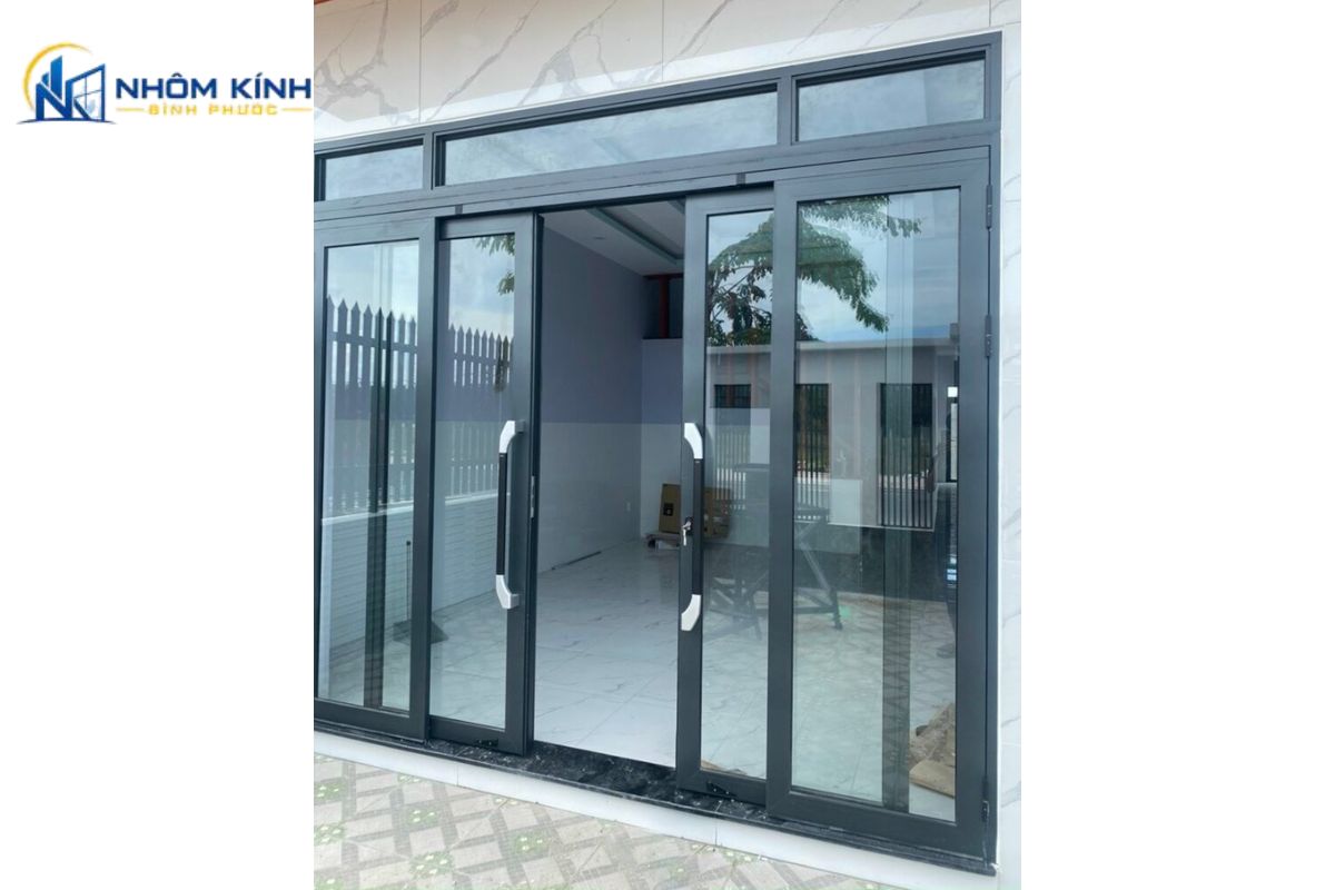 Cửa đi mở trượt 4 cánh kết hợp trượt quay linh hoạt giúp triệt tiêu góc chết, mang lại khoảng trống thông thủy 100% cho mặt tiền và gara ô tô