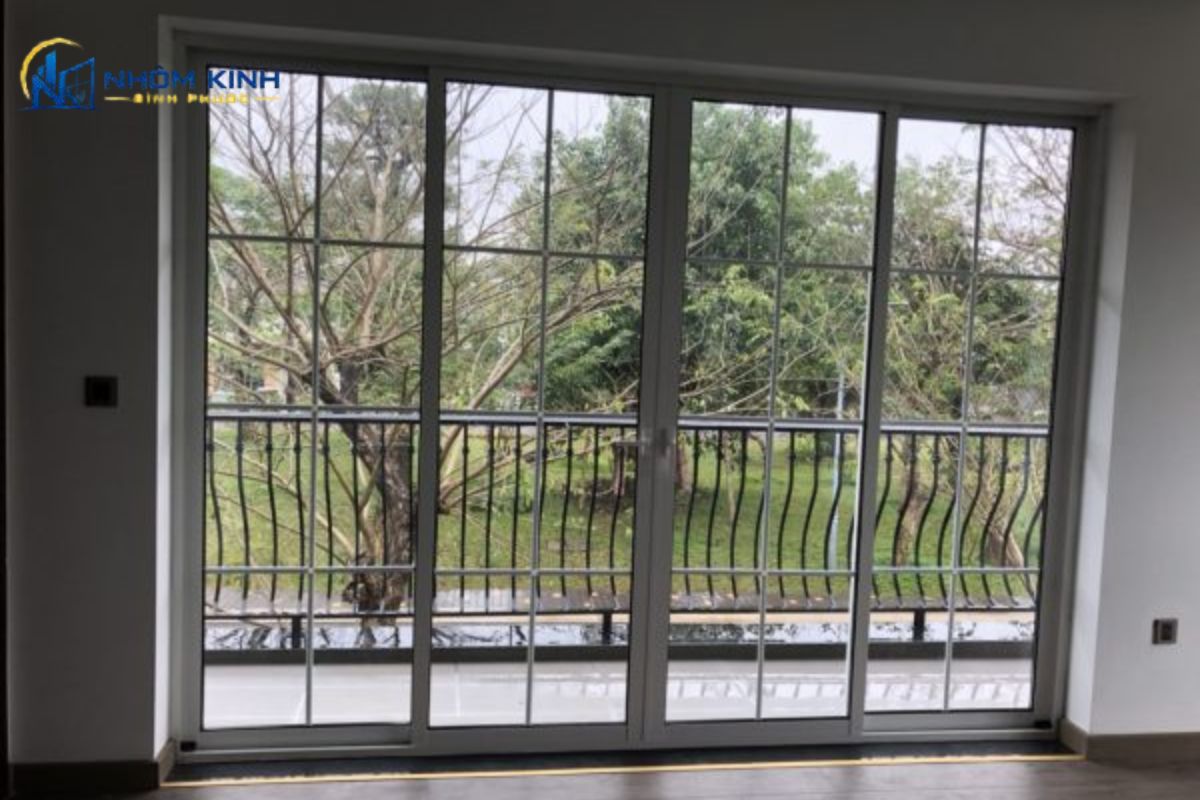 Quy trình thi công lắp đặt cửa đi mở trượt 4 cánh chuẩn kỹ thuật giúp cửa vận hành êm ái, kín khít và bền bỉ theo thời gian