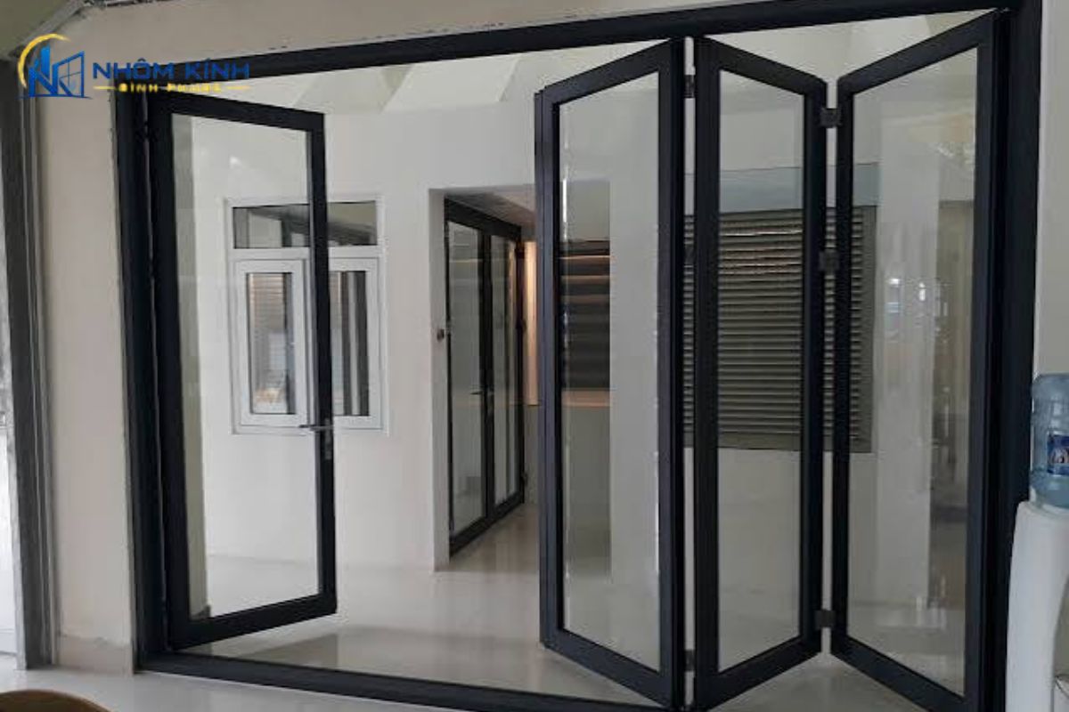 Cửa đi xếp trượt 4 cánh thiết kế gấp xếp gọn gàng trên ray trượt giúp tối ưu diện tích và mở rộng tới 95% không gian lòng cửa