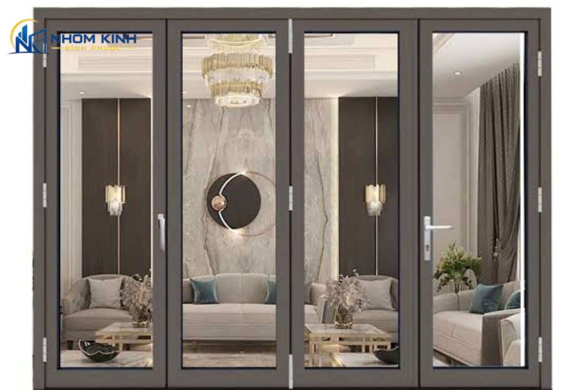 Cửa đi xếp trượt 4 cánh quy cách 2-2 chia đều dồn về hai bên giúp tạo sự cân đối, bề thế cho mặt tiền biệt thự và lối ra hồ bơi
