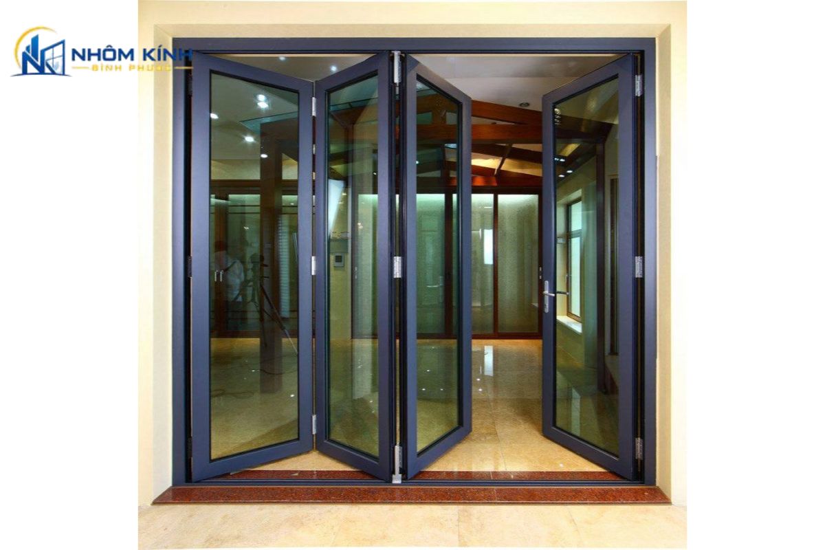 Ứng dụng cửa đi xếp trượt 4 cánh cho mặt tiền nhà phố, lối ra sân vườn, hồ bơi và ban công resort mang lại tầm nhìn panorama thoáng đãng