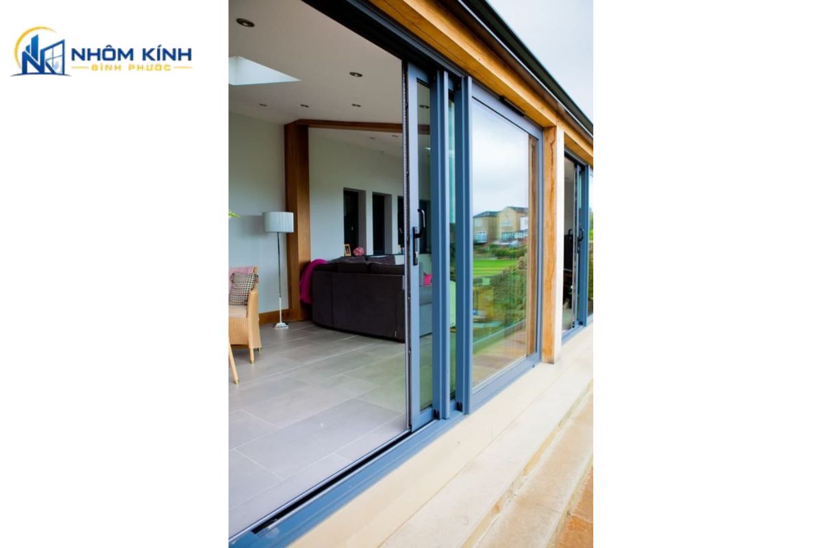 Ưu điểm vượt trội của cửa lùa nhôm xingfa giúp tiết kiệm diện tích, độ bền chịu lực cao, cách âm cách nhiệt tốt và vận hành êm ái