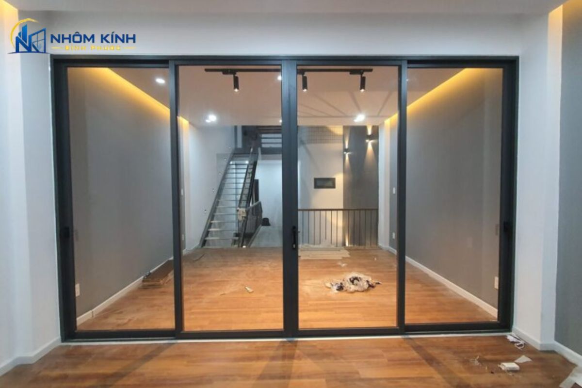 Ứng dụng thực tế của cửa lùa nhôm Xingfa làm cửa chính mặt tiền, cửa ban công, lối ra sân vườn và cửa ngăn phòng giúp tối ưu diện tích không gian