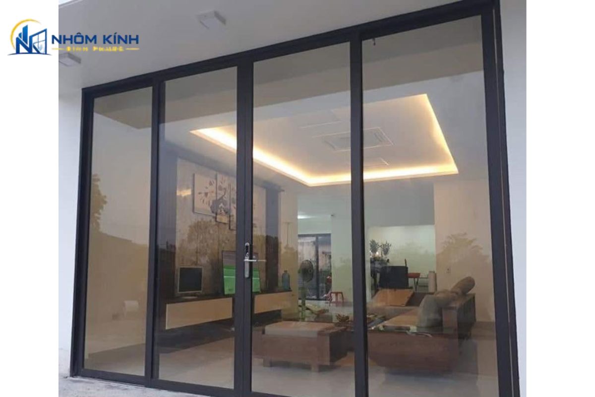 Thi công cửa lùa nhôm Xingfa chính hãng tem đỏ uy tín tại Nhôm Kính Bình Phước với phụ kiện Kinlong cao cấp và chế độ bảo hành dài hạn