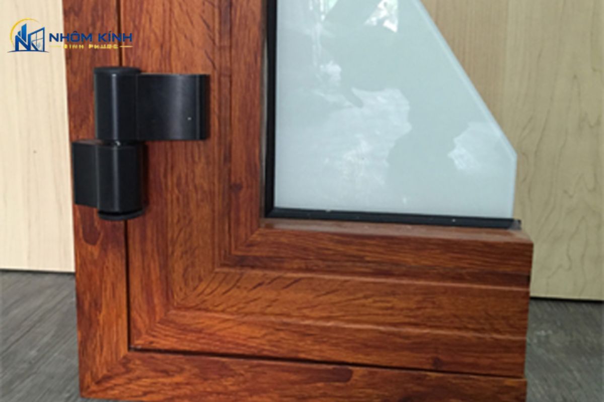 Thông số kỹ thuật chi tiết cửa nhôm Xingfa vân gỗ gồm profile nhôm hệ 55 và hệ 93, công nghệ phủ phim vân gỗ sống động, kính cường lực cùng phụ kiện đồng bộ cao cấp