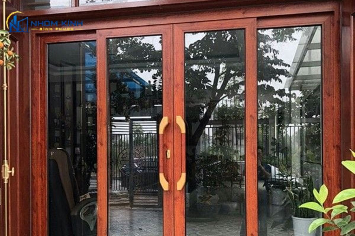 Ưu điểm vượt trội của cửa nhôm Xingfa vân gỗ giúp chống mối mọt, không cong vênh, chống nước tuyệt đối, mang lại vẻ đẹp sang trọng và tiết kiệm chi phí dài hạn
