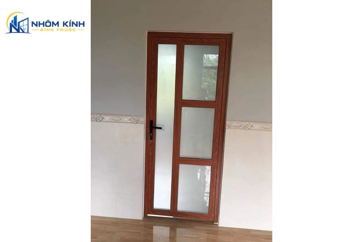 Mẫu cửa nhôm chia ô đố kính trang trí mang phong cách cổ điển, tạo điểm nhấn kiến trúc ấn tượng và gia tăng độ an toàn chống đột nhập cho ngôi nhà