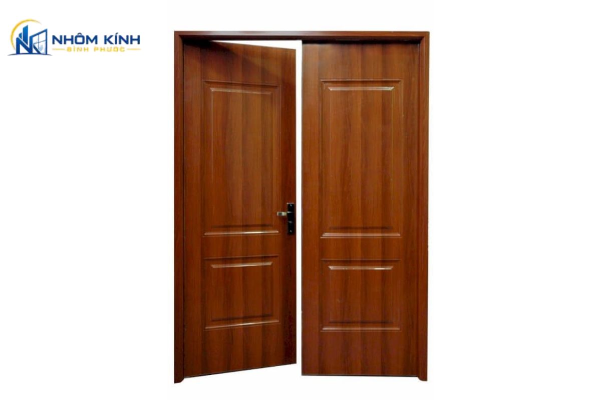 Ứng dụng thực tế của cửa nhôm giả gỗ làm cửa chính mặt tiền, cửa phòng ngủ và cửa nhà vệ sinh, mang lại thẩm mỹ sang trọng, chống nước và chống ẩm mốc vượt trội
