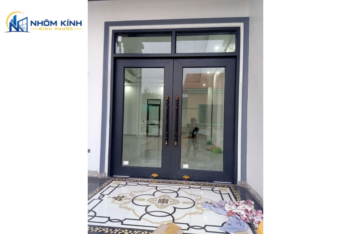 Cửa nhôm thủy lực cao cấp kết hợp khung nhôm định hình bản lớn, kính cường lực và bản lề âm sàn giúp mở linh hoạt hai chiều