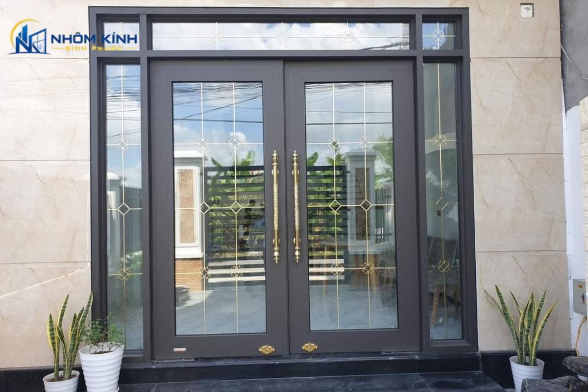 Mẫu cửa nhôm thủy lực kết hợp vách kính cố định tối ưu ánh sáng tự nhiên, tăng tính thẩm mỹ và đảm bảo an toàn cho công trình lớn