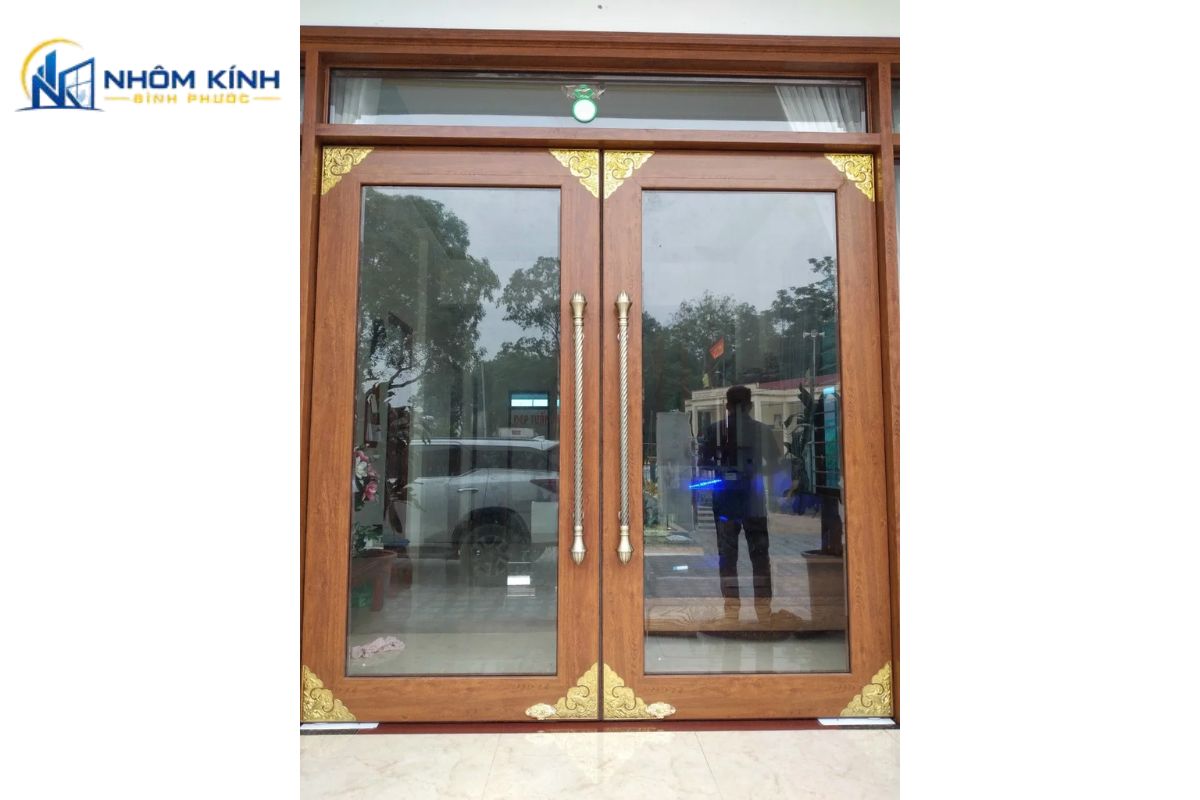 Ứng dụng thực tế của cửa nhôm thủy lực trong nhà ở, biệt thự, văn phòng, showroom và khách sạn giúp tăng vẻ sang trọng và tiện nghi