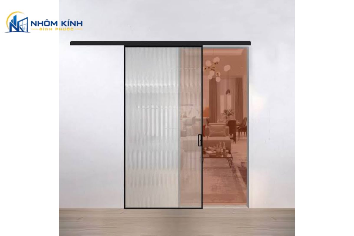 Cửa nhôm Xingfa 1 cánh mở quay có độ kín tốt, lối đi thuận tiện và phù hợp phòng ngủ, nhà vệ sinh, kho nhỏ hoặc ban công.