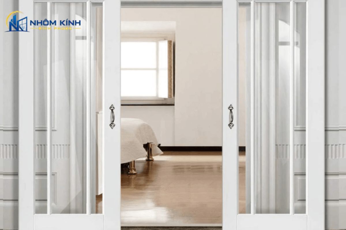 Cửa nhôm Xingfa 1 cánh cho phòng ngủ ưu tiên độ kín, vận hành êm và riêng tư, có thể dùng kính mờ, kính dán màu hoặc kính hộp giảm ồn