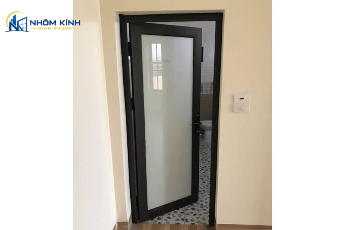 Cửa nhôm Xingfa 1 cánh cho nhà vệ sinh sử dụng kính mờ hoặc kính hoa văn, phụ kiện chống ẩm và các mối ghép hoàn thiện kín