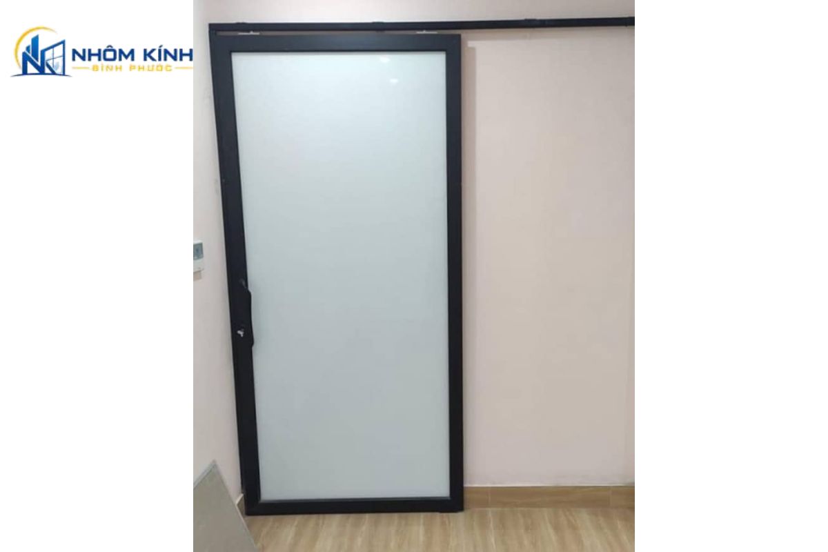 Cửa nhôm Xingfa 1 cánh thông phòng giúp tạo lối đi gọn, có thể chọn mở quay khi đủ khoảng trống hoặc cửa trượt khi nội thất đặt sát lối đi