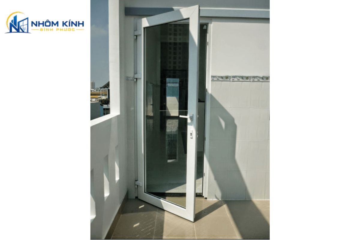 Cửa nhôm Xingfa 1 cánh cho ban công nhỏ có thể chọn mở quay để tăng độ kín hoặc cửa lùa tiết kiệm diện tích, đồng thời cần chú ý hướng mưa, gió và thoát nước