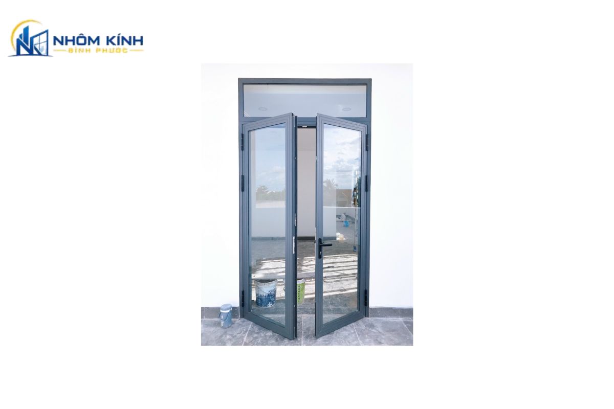Cửa nhôm Xingfa 2 cánh gồm khung bao, hai cánh nhôm kính, kính an toàn, phụ kiện, gioăng EPDM và keo silicone được lắp đồng bộ