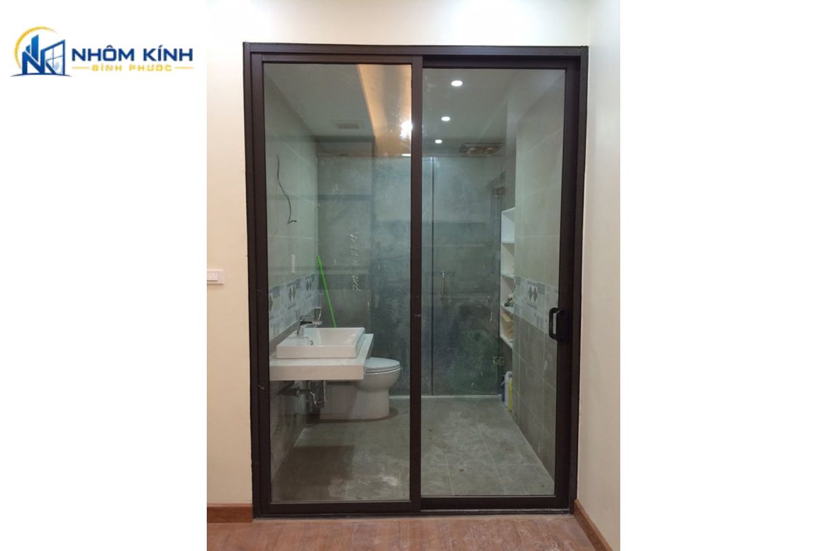 Cửa nhôm Xingfa 2 cánh mở trượt giúp tiết kiệm không gian, phù hợp ban công và lối ra sân nhưng có độ mở thông thủy giới hạn